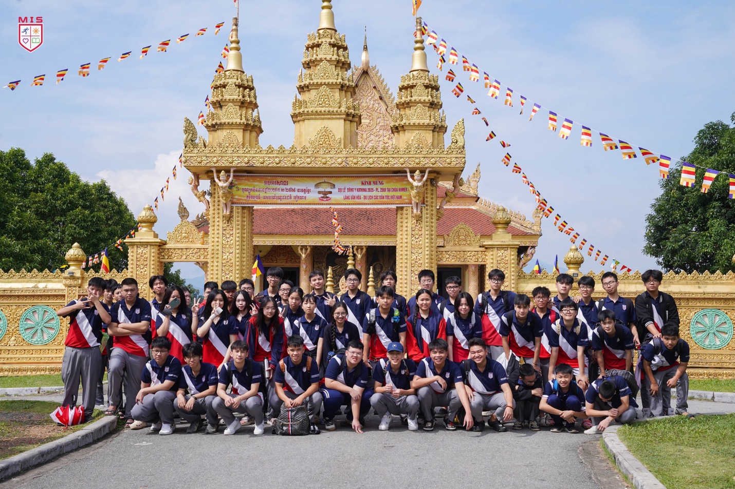 KHÁM PHÁ VĂN HÓA TẠI LÀNG VĂN HÓA CÁC DÂN TỘC VIỆT NAM