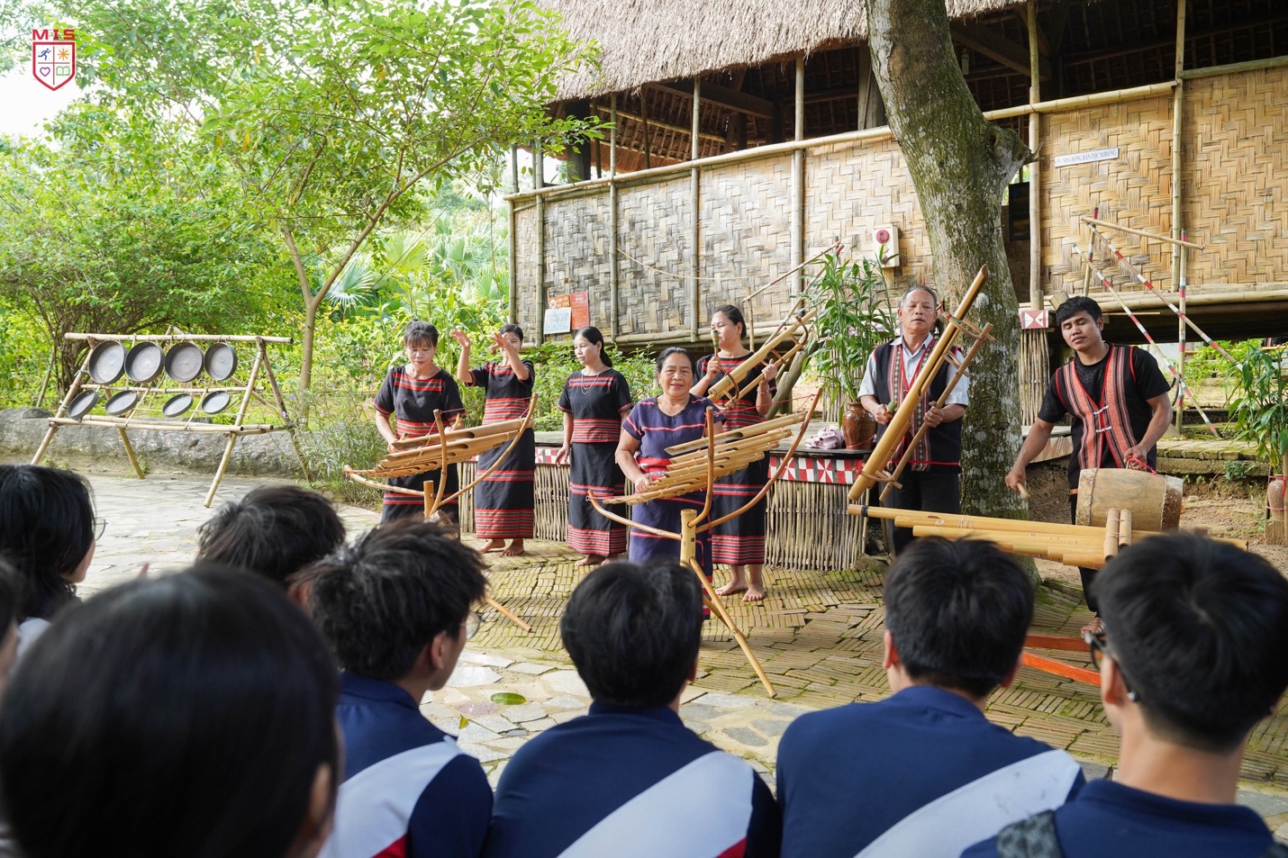 KHÁM PHÁ VĂN HÓA TẠI LÀNG VĂN HÓA CÁC DÂN TỘC VIỆT NAM