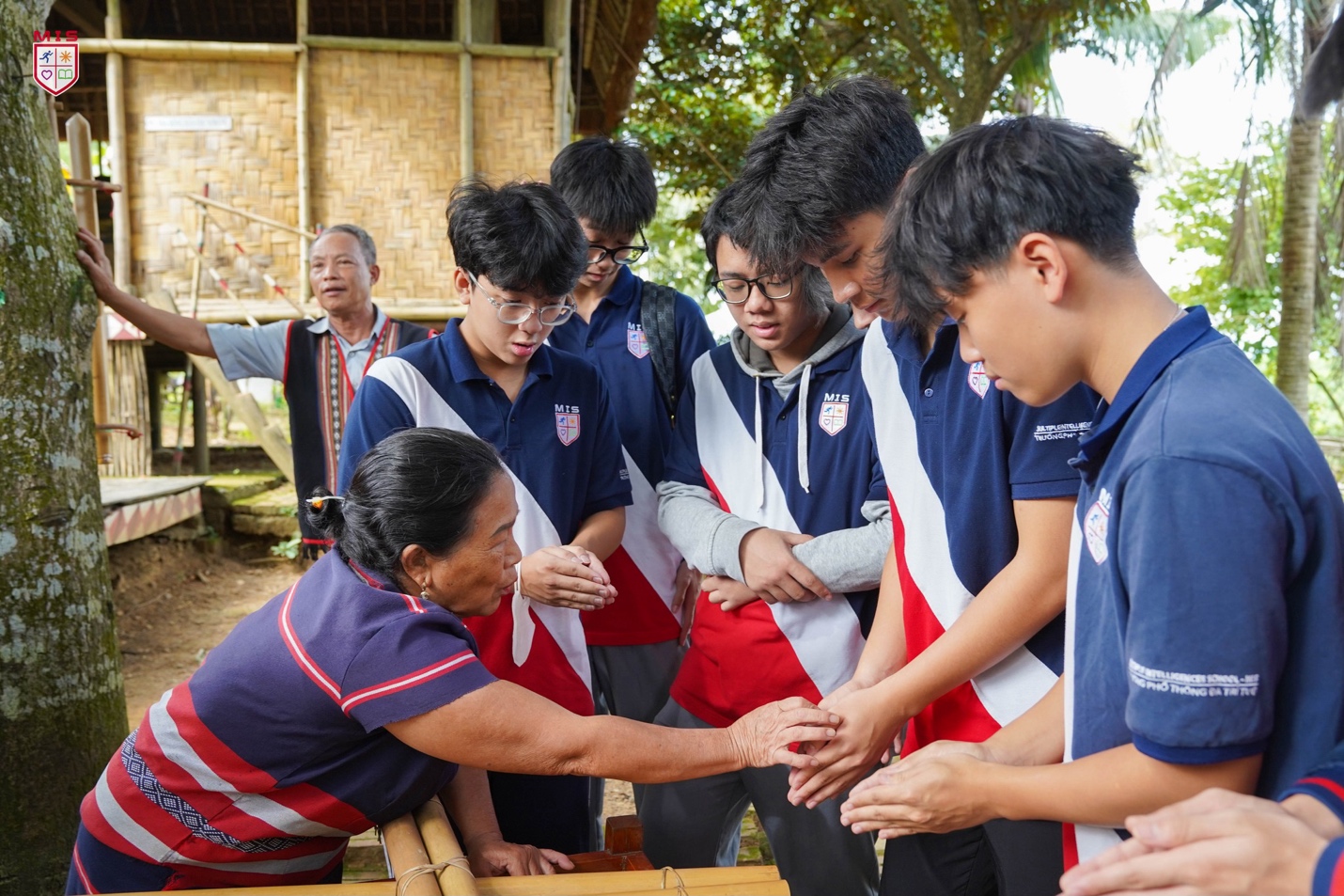 KHÁM PHÁ VĂN HÓA TẠI LÀNG VĂN HÓA CÁC DÂN TỘC VIỆT NAM