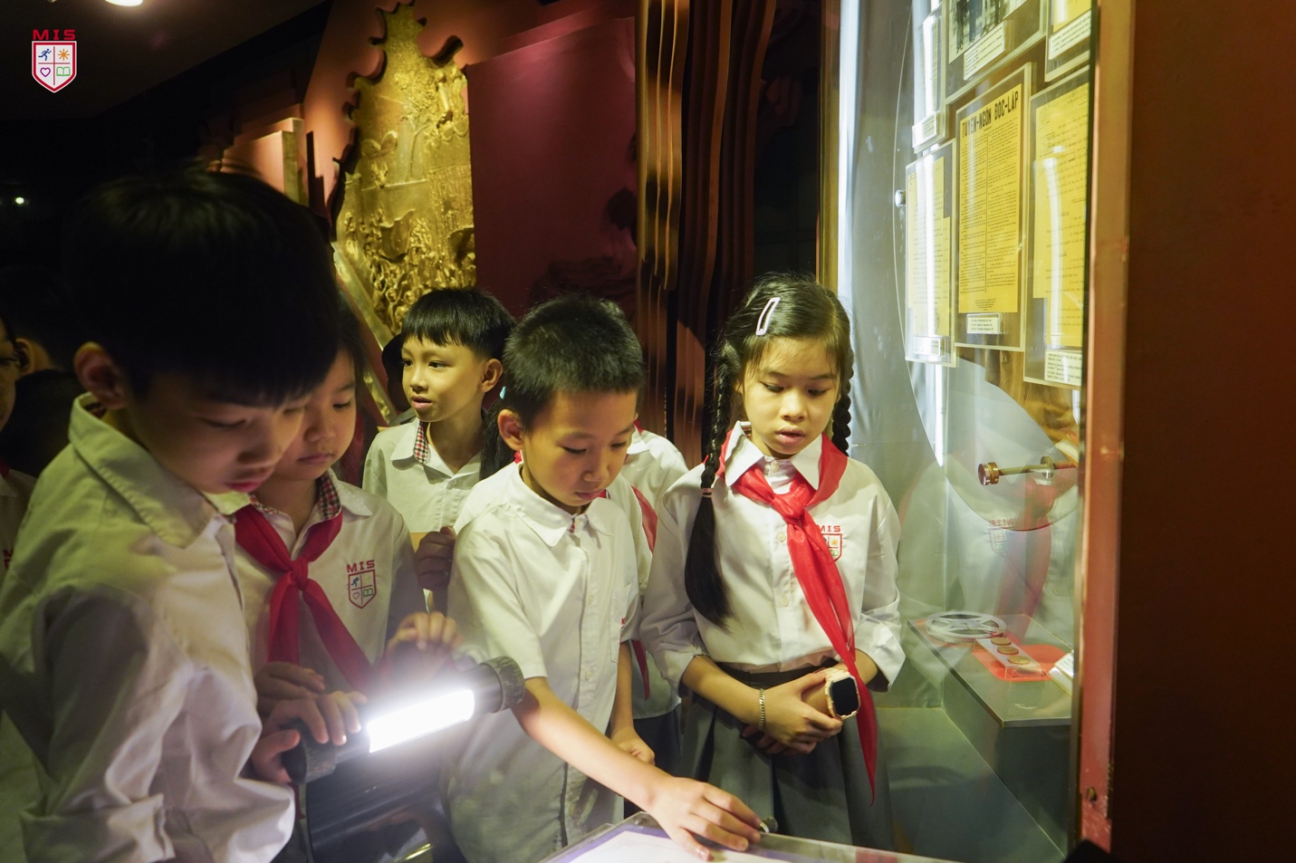 LỄ KẾT NẠP ĐỘI VIÊN TẠI LĂNG BÁC