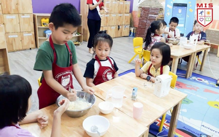 Trường học kết nối – MIS 5+ làm bánh với Xuân Đỉnh A