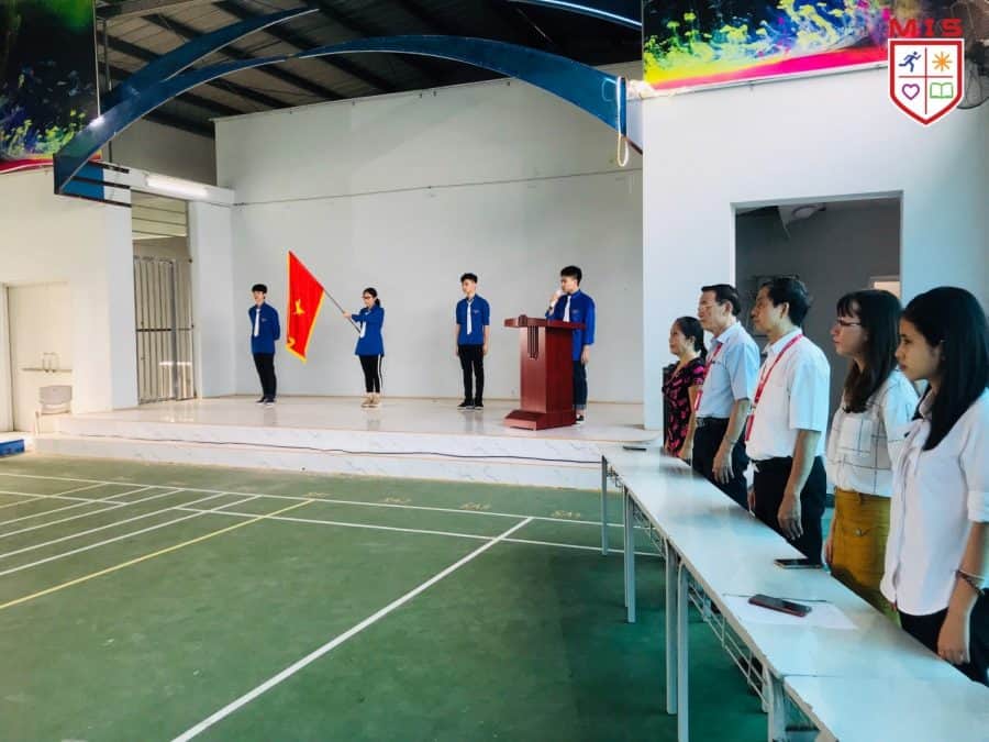 Lễ chào cờ MIS: Khi “Host”(*) không còn là thầy cô