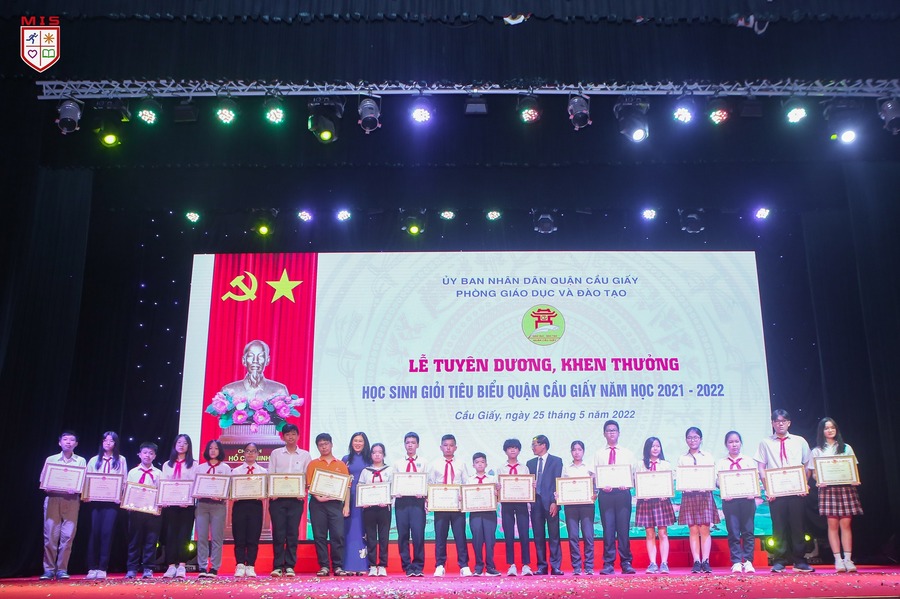 LỄ TUYÊN DƯƠNG KHEN THƯỞNG – HỌC SINH GIỎI TIÊU BIỂU QUẬN CẦU GIẤY