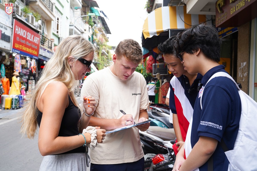 MISers LÀM HƯỚNG DẪN VIÊN DU LỊCH P2