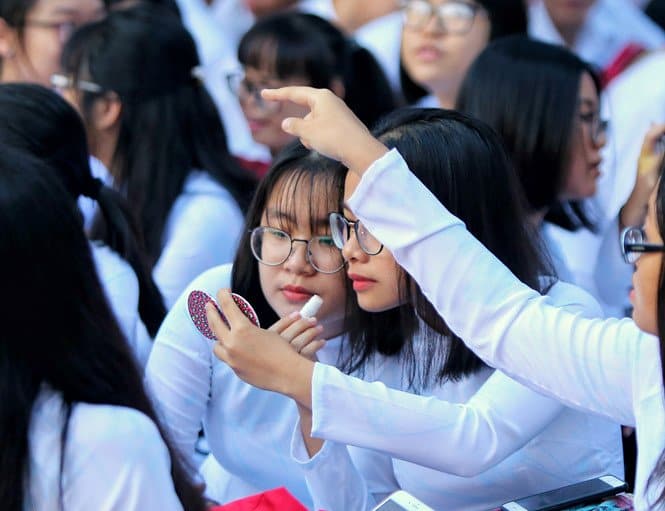 Trang điểm đến trường, được không?